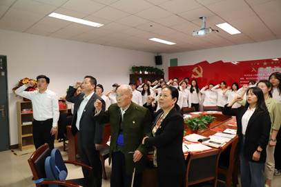 支部党员重温入党誓词